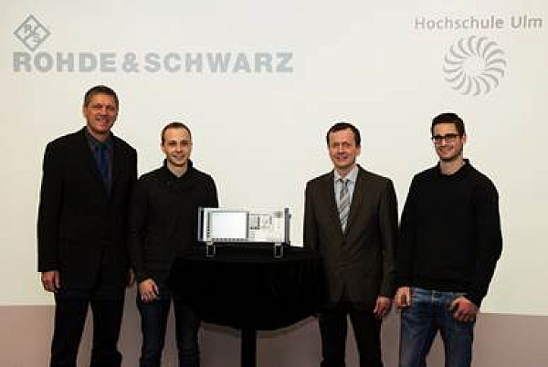Rohde & Schwarz übergibt „Universal Radio Communication“-Testgerät im Wert von 100 000 Euro an die Hochschule Ulm