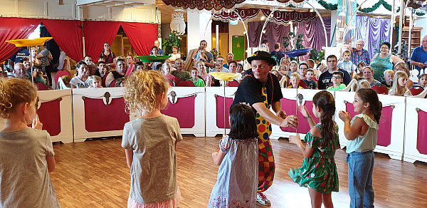 Kostenloses Ferienfestival bei Möbel Inhofer mit Zirkus
