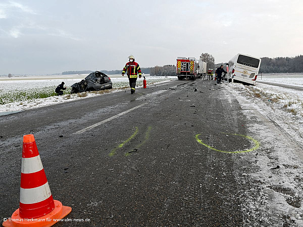 pkw schleudert gegen linienbus 19 jahrige autofahrerin kommt bei unfall ums leben