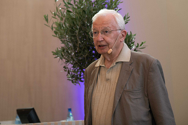 Universität feiert 50 Jahre Chemie in Ulm: Festakt mit Nobelpreisträger, Filmpremiere und Preisen