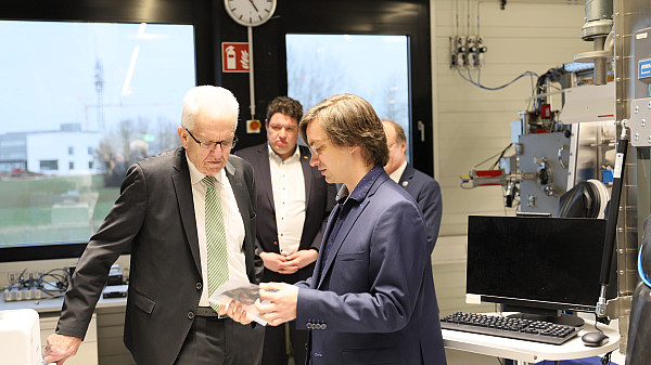 Winfried Kretschmann zu Besuch: Forschungsstandort Ulm deckt alle Schritte der Batterieentwicklung ab