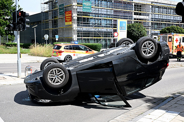 Auto landet auf Dach
